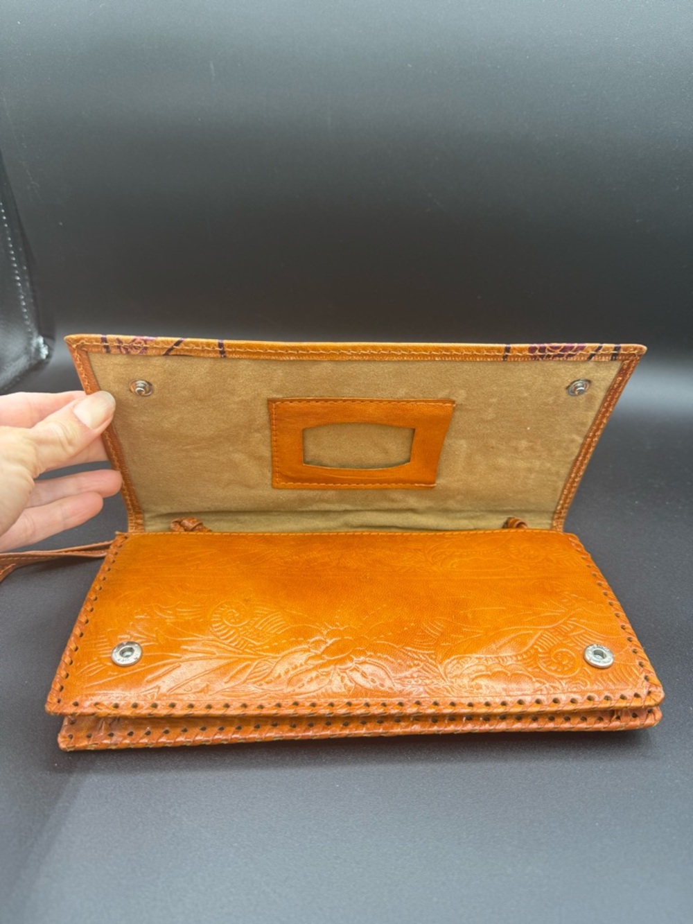 NWOT- Unique Handcrafted Tan Leather purse with Embossed Bird Motif - New - Picture 3 of 6